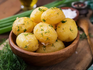 Чому молода картопля може бути небезпечною - фото з відкритих джерел