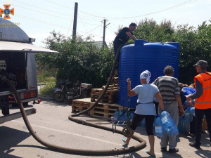 Підвіз води мешканцям Дніпропетровщини: рятувальники надають свою допомогу