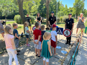 Криворізькі патрульні проводять профілактичні бесіди із дітьми щодо безпеки на дорозі