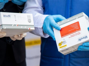 Фонд Рината Ахметова совместно с бизнесами региона передал тест-системы для больниц Днепропетровщины