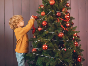 Дитина та новорічна ялинка з прикрасами - фото з відкритих джерел