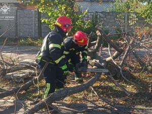 Ні проїхати, ні пройти: у Кривому Розі надзвичайники продовжують ліквідацію наслідків вчорашньої негоди