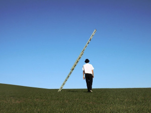 Чому не можна ходити під драбиною: звідки пішла ця прикмета