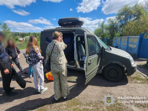 Евакуація родини з прифронтового села, фото Національної поліції України