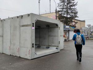  Творчість чи хуліганство: у Кривому Розі затримали чоловіків, які розмалювали модульне укриття