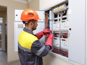 Знову зі світлом: за місяць енергетики повернули електрику у понад 51 тисячу домівок Дніпропетровської області