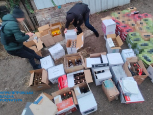 Чотирьох криворіжців підозрюють у незаконній торгівлі алкоголем по всій країні: що їм загрожує