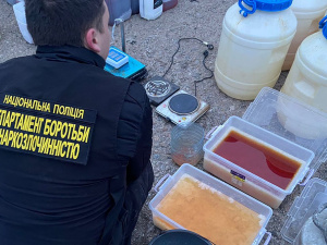 На Дніпропетровщині викрили нарколабораторію, яка щомісяця приносила близько 9 млн грн: деталі