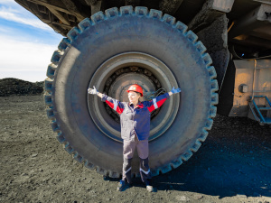 Жінка за кермом самоскиду в кар'єрі