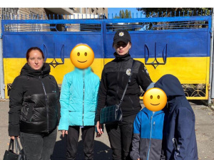 Криворізькі ювенальні поліцейські допомогли дітям із родини вимушених переселенців