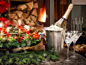 Шампанське у відерці з льодом, ялинові гілки, келихи з льодом та новорічні прикраси - фото з відкритих джерел