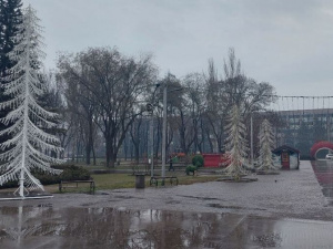ФОТОФАКТ: у Металургійному районі встановлюють ялинку