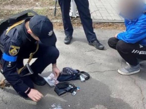 У двох районах Кривого Рогу поліція затримала громадян, які мали наркотики