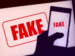 Зображення англійського слова "fake" на девайсі - фото з відкритих джерел