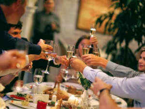 Застілля з алкоголем - фото з відкритих джерел