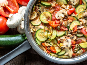 Овочеве рагу з кабачками і грибами на вечерю: швидкий рецепт