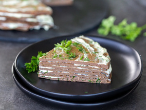 Печінковий торт на тарілці, сервірована страва - фото з відкритих джерел