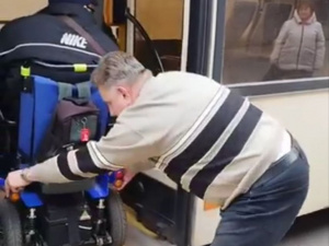 Звільнився за власним бажанням: чи завершилась історія водія і пасажира в інвалідному кріслі?