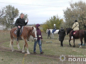 Відновлення через іпотерапію: поранені захисники Дніпропетровщини провели вихідні серед коней