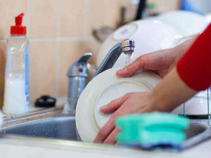 Не хочеться мити посуд: лайфхак для лінивих, який спростить життя