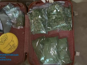 На Дніпропетровщині судитимуть колишнього поліцейського, який вирощував коноплі