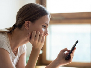 Люди репостять, фото ілюстративне 