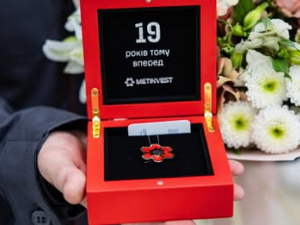 Від металу до відзнаки: як виготовляють «Золоту зірку Метінвесту»