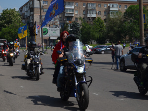 Байкерський пробіг «Червоно-зелена стрічка пам’яті»: у Кривому Розі нагадали про подвиг захисників Маріуполя – фото