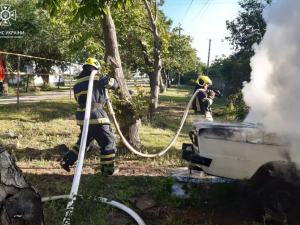 Криворізькі вогнеборці загасили вогонь у легковому автомобілі: подробиці від рятувальників