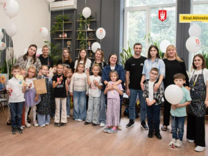 Свято для першачків: дітей оборонців Маріуполя привітали напередодні навчального року