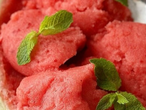 Літня насолода: рецепт швидкого кавунового морозива