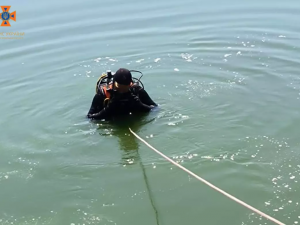 На Дніпропетровщині дістали тіло чоловіка з водойми: подробиці