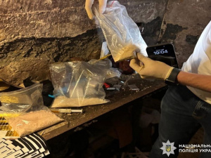 Понад 15 кілограм психотропів щомісяця: у Кривому Розі викрили  нарколабораторію