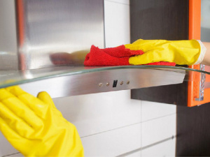 Чим відмити кухонну витяжку від жиру: найкращі домашні засоби