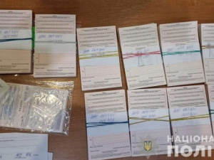 Двоє лікарів із Кривого Рогу продавали залежним бланки на отримання наркотичних засобів