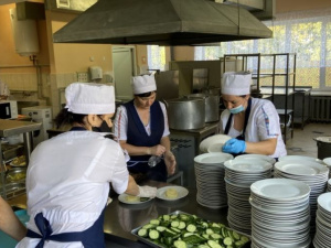 У протестованих працівників харчоблоків у закладах освіти Дніпропетровщини виявили стафілокок