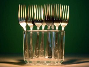 Чому не можна ставити виделки зубцями вгору: народні прикмети