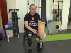 "Хочу бігати з дітьми»: захисник Маріуполя отримав один із найсучасніших протезів у світі за підтримки «Серця Азовсталі» 