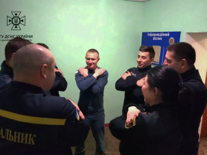 У Кривому Розі провели дебрифінг з рятувальниками, які ліквідовували наслідки ворожого обстрілу міста