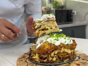 Смачний торт із дерунів із часниковим соусом - фото скріншот з відео