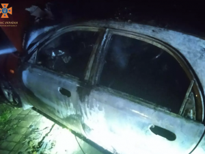 У палаючому автомобілі рятувальники виявили обгоріле тіло: у Кривому Розі сталася ДТП