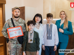 Родина оборонців Маріуполя отримала квартиру у Києві: на новосілля завітала зірка "Жіночого кварталу"