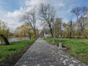 В одному з криворізьких парків оновили алею