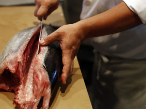 Як швидко почистити рибу - фото з відкритих джерел