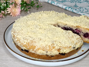 Пісна випічка нового рівня: ароматний пиріг зі смородиною - фото скріншот з відео