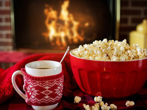 Попкорн в мисці та новорічна чашка - фото з відкритих джерел