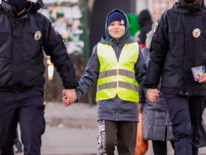 Безпека на дорозі: криворізькі патрульні разом із школярами спілкувалися з містянами