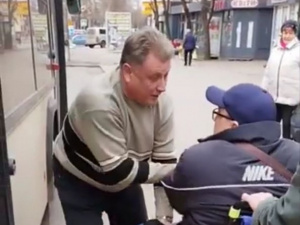 Постраждалий чи провокатор: з’явились деталі інциденту у криворізькому транспорті за участю депутата на інвалідному кріслі