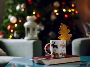 Книга, чашка та святкова ялинка на фоні - фото з відкритих джерел