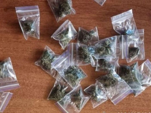 26-річну криворожанку, яка розповсюджувала наркотики, затримали поліцейські